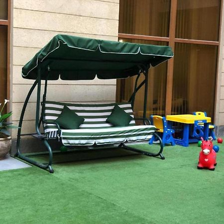 Hotel & Apartments California Yerevan Bagian luar foto
