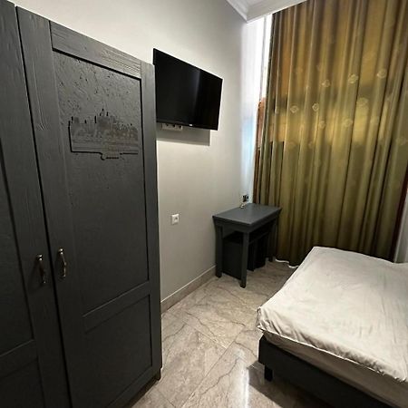 Hotel & Apartments California Yerevan Bagian luar foto