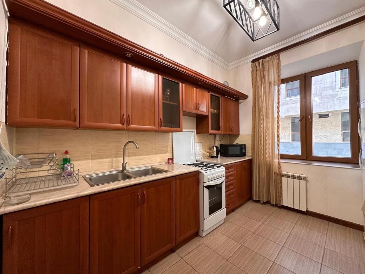 Hotel & Apartments California Yerevan Bagian luar foto