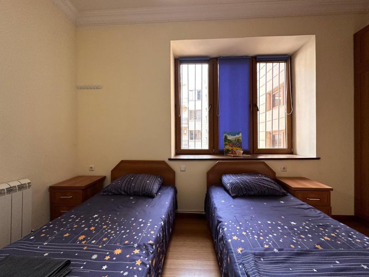 Hotel & Apartments California Yerevan Bagian luar foto
