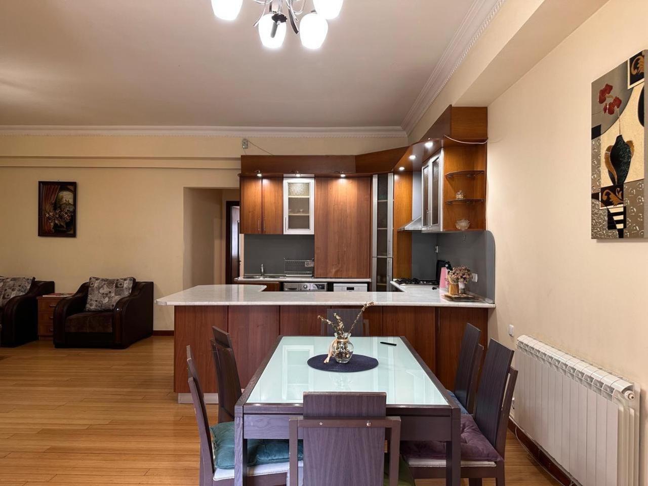 Hotel & Apartments California Yerevan Bagian luar foto
