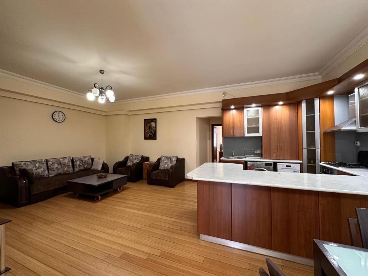 Hotel & Apartments California Yerevan Bagian luar foto