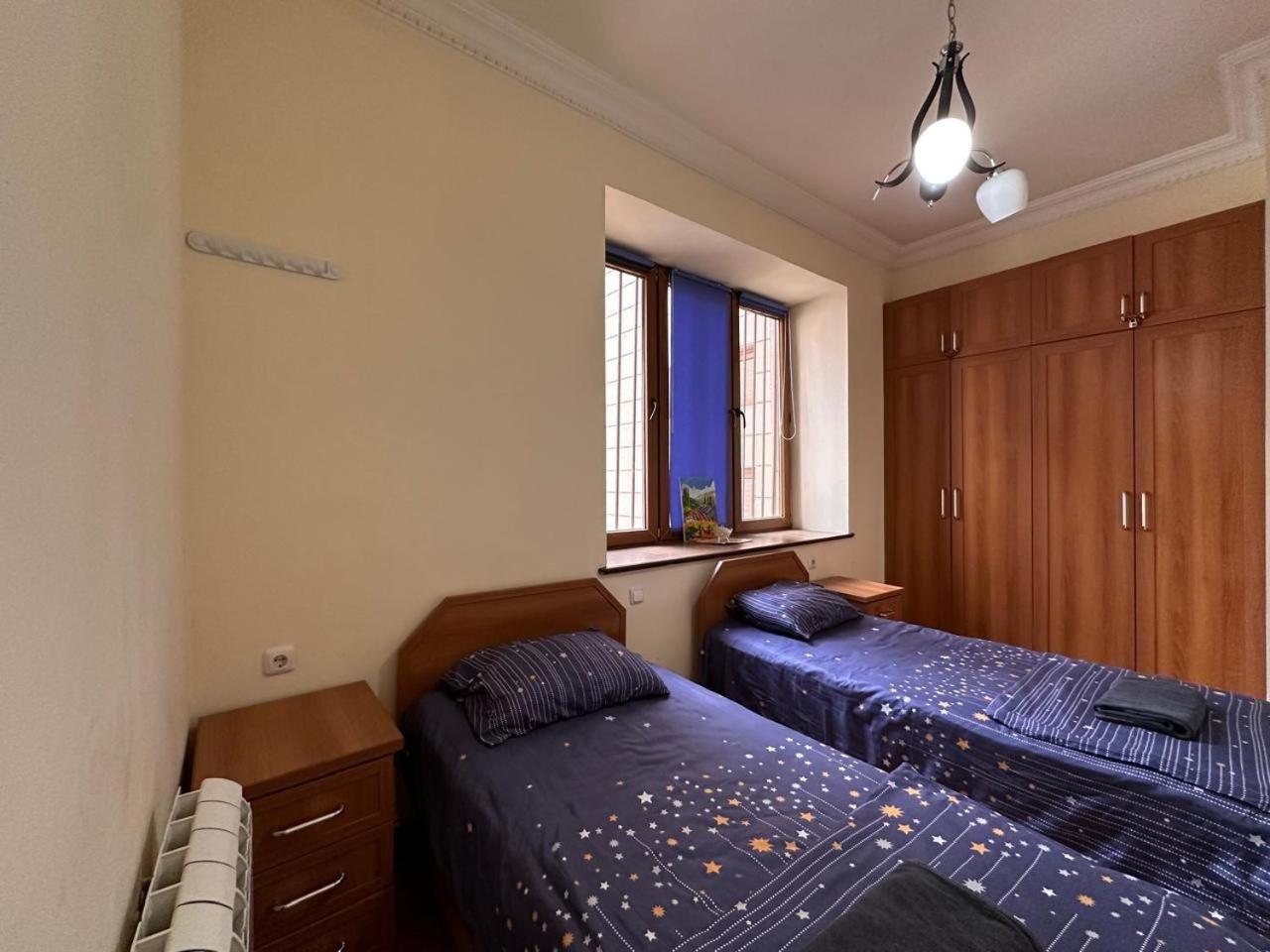 Hotel & Apartments California Yerevan Bagian luar foto