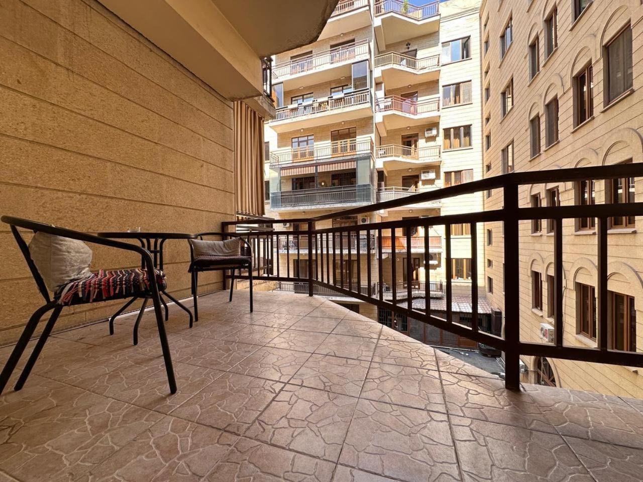 Hotel & Apartments California Yerevan Bagian luar foto