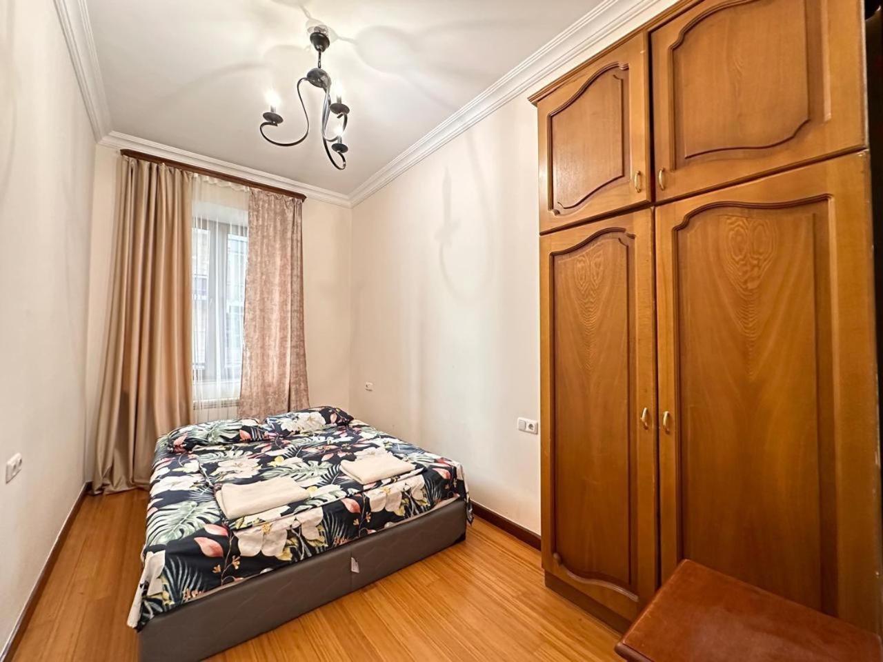 Hotel & Apartments California Yerevan Bagian luar foto