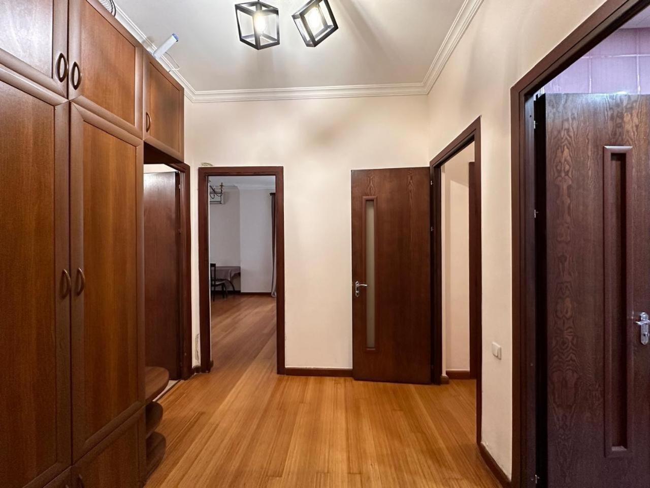 Hotel & Apartments California Yerevan Bagian luar foto