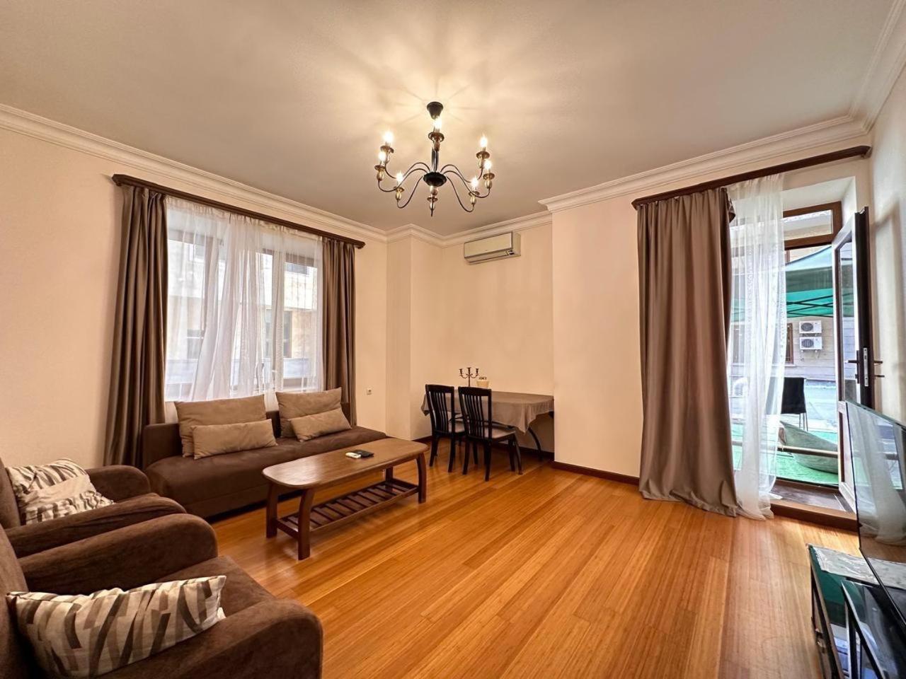 Hotel & Apartments California Yerevan Bagian luar foto