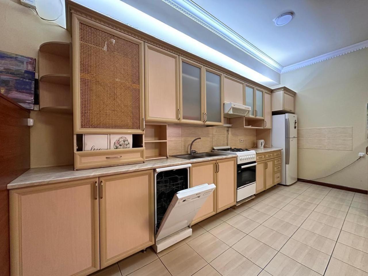 Hotel & Apartments California Yerevan Bagian luar foto