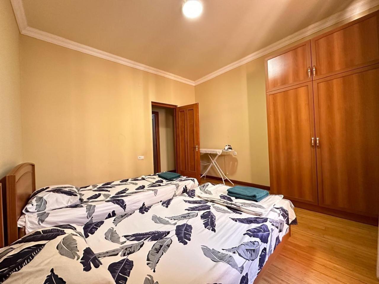 Hotel & Apartments California Yerevan Bagian luar foto