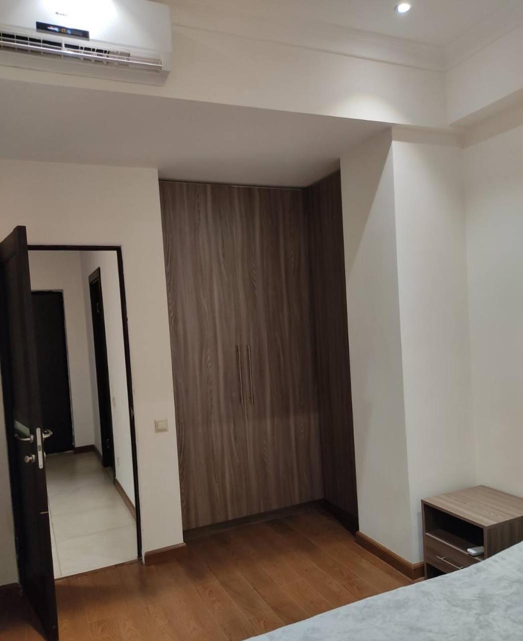 Hotel & Apartments California Yerevan Bagian luar foto