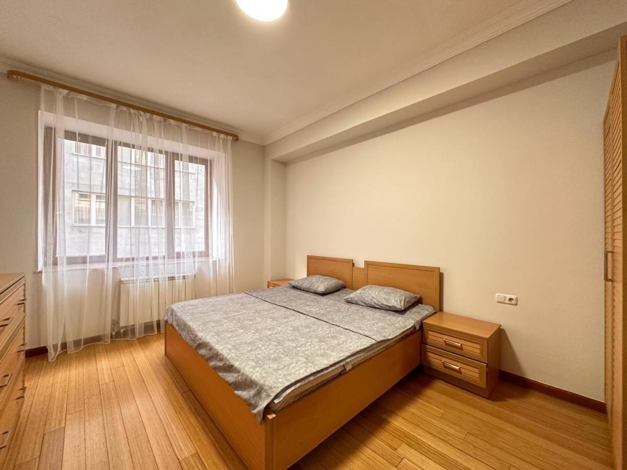 Hotel & Apartments California Yerevan Bagian luar foto