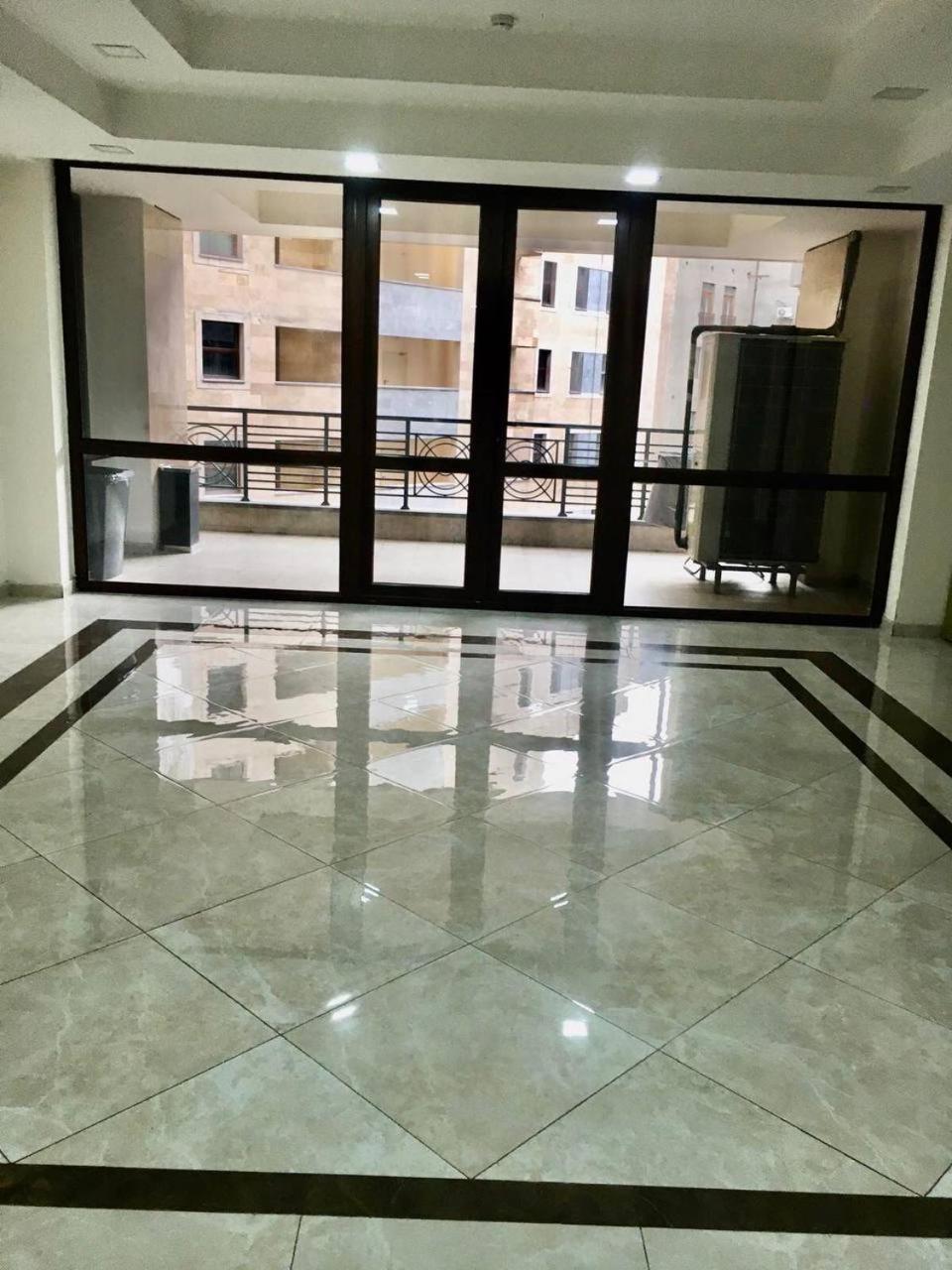 Hotel & Apartments California Yerevan Bagian luar foto