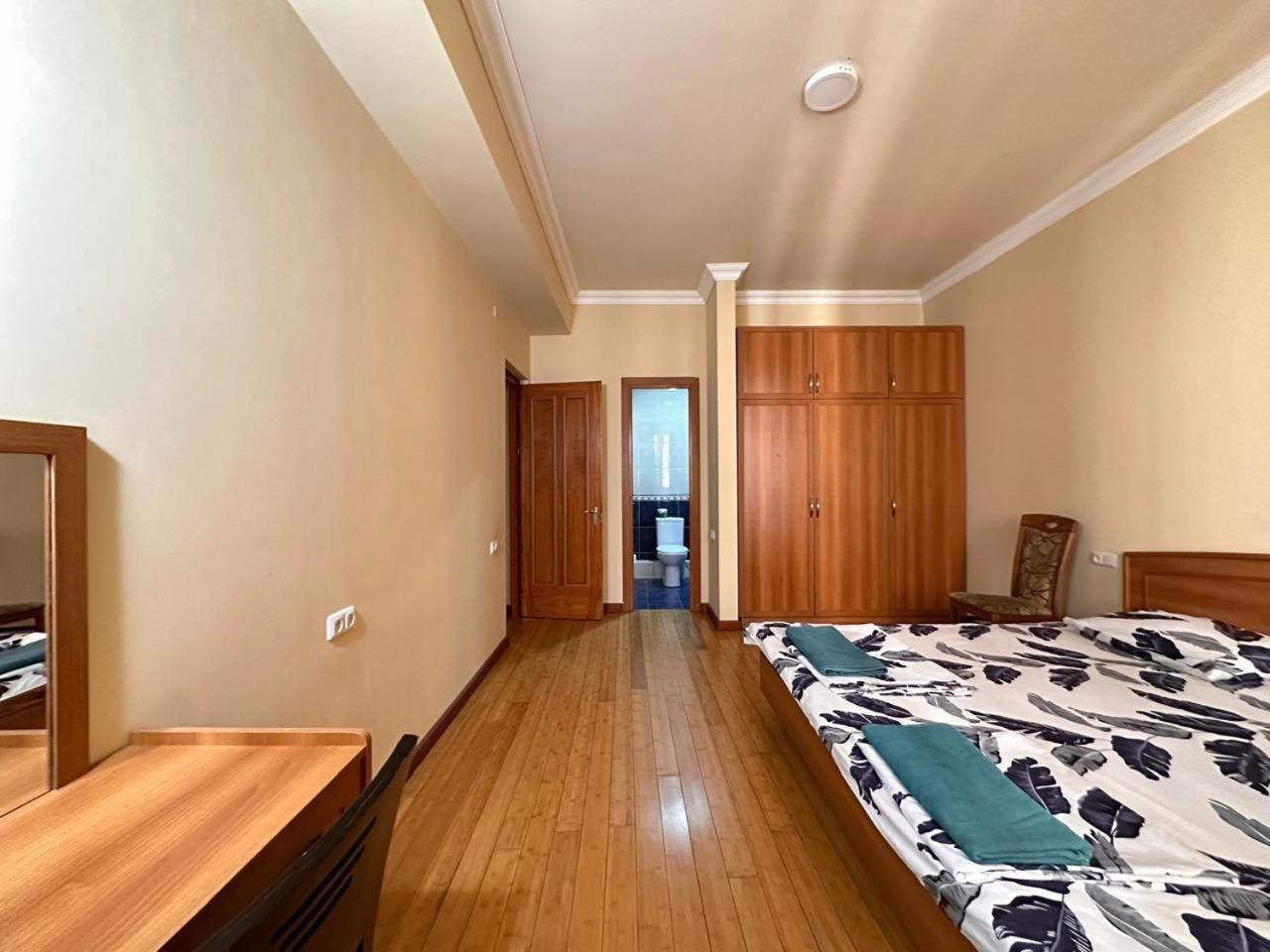 Hotel & Apartments California Yerevan Bagian luar foto