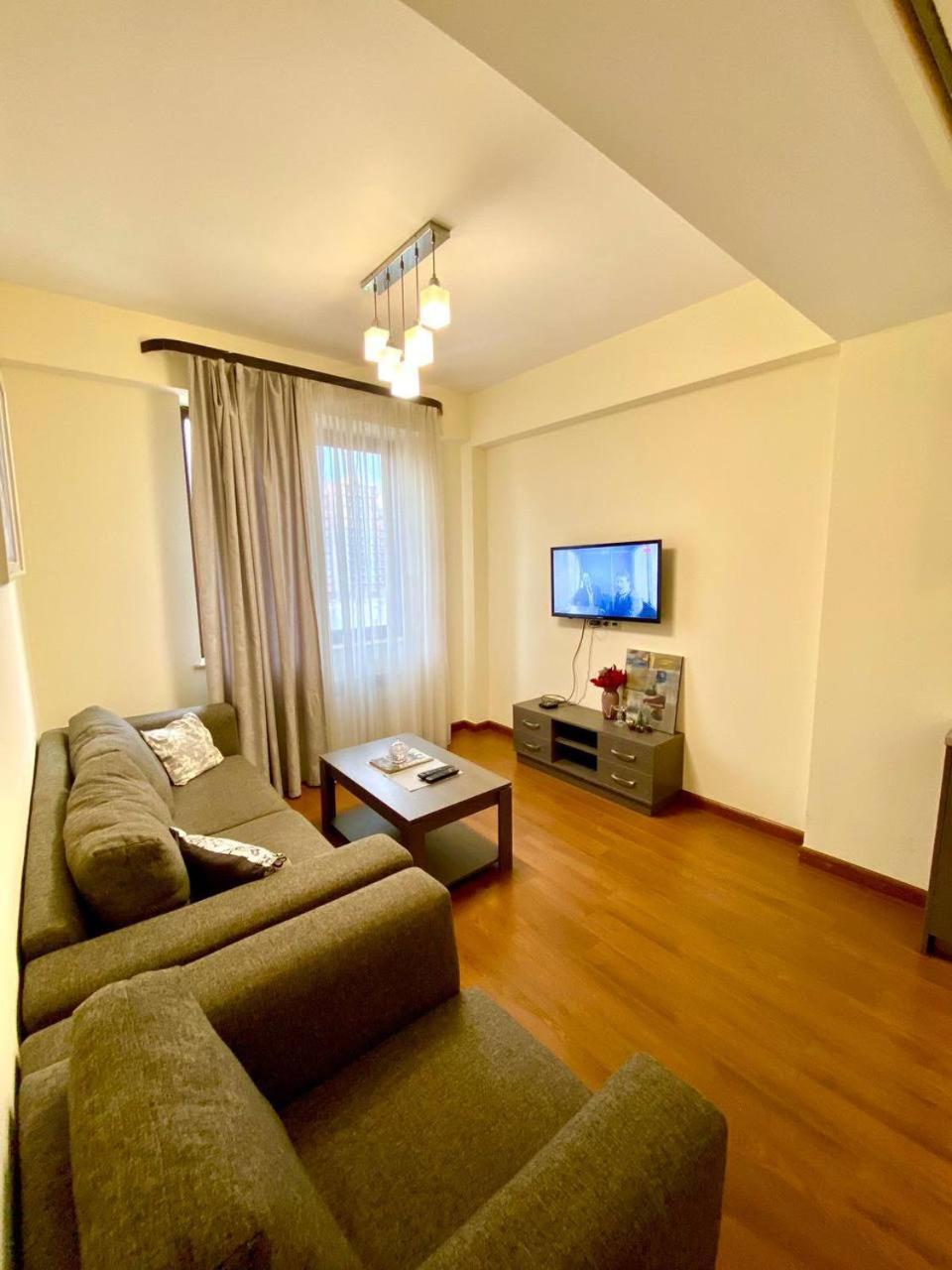 Hotel & Apartments California Yerevan Bagian luar foto