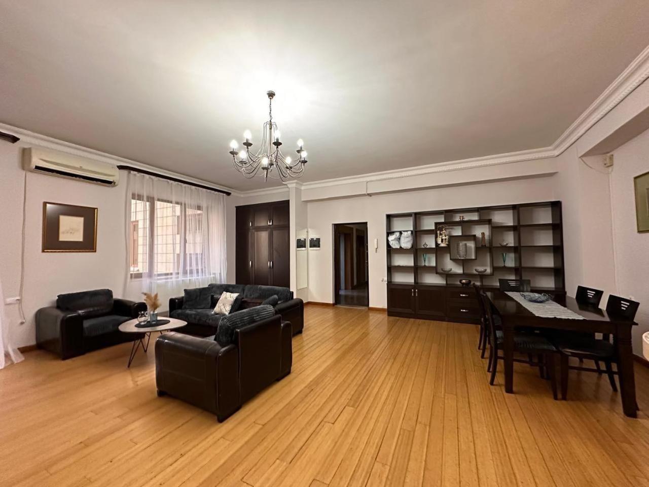 Hotel & Apartments California Yerevan Bagian luar foto