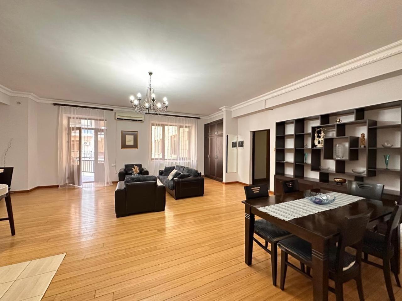 Hotel & Apartments California Yerevan Bagian luar foto