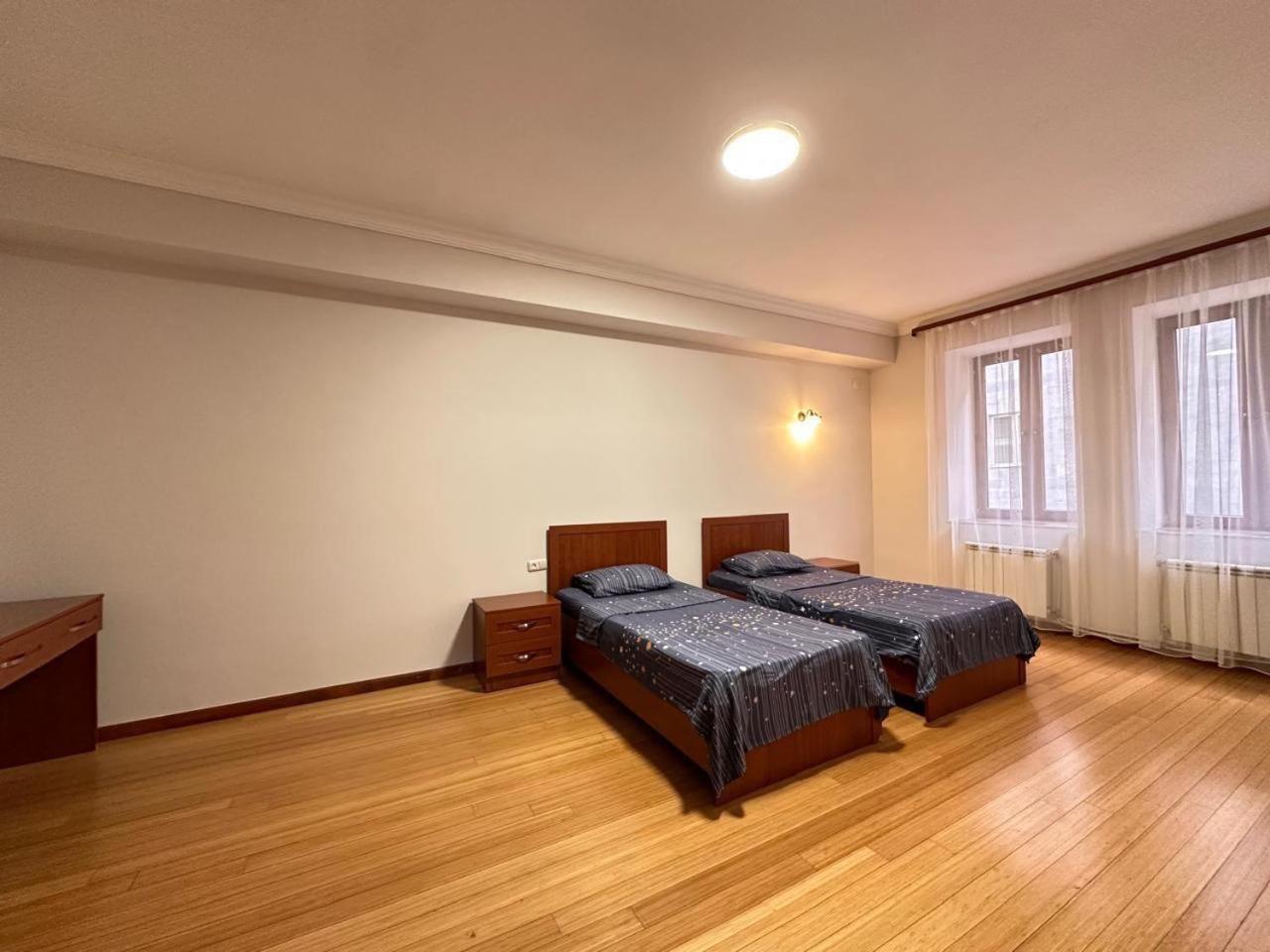 Hotel & Apartments California Yerevan Bagian luar foto