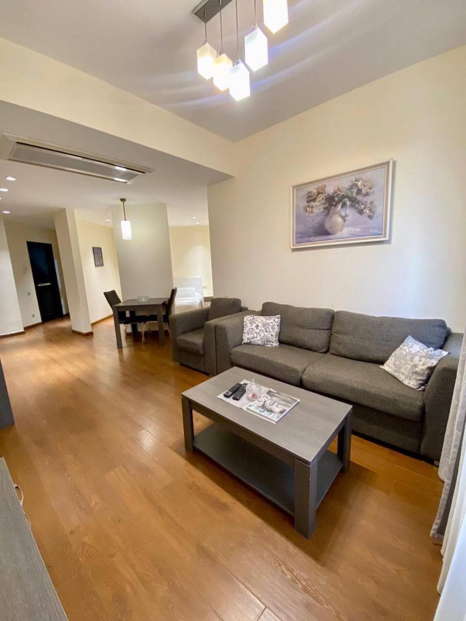 Hotel & Apartments California Yerevan Bagian luar foto