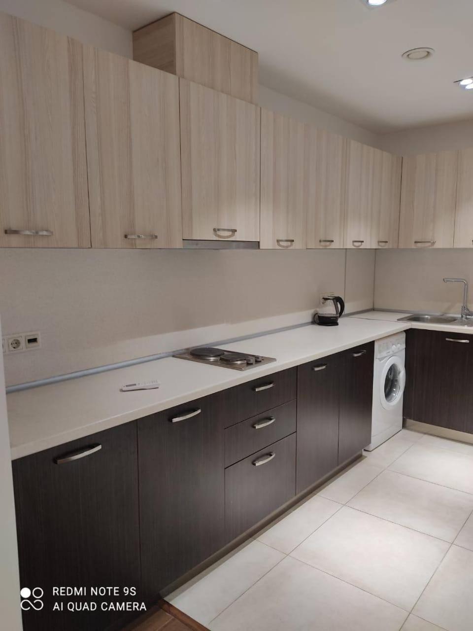 Hotel & Apartments California Yerevan Bagian luar foto
