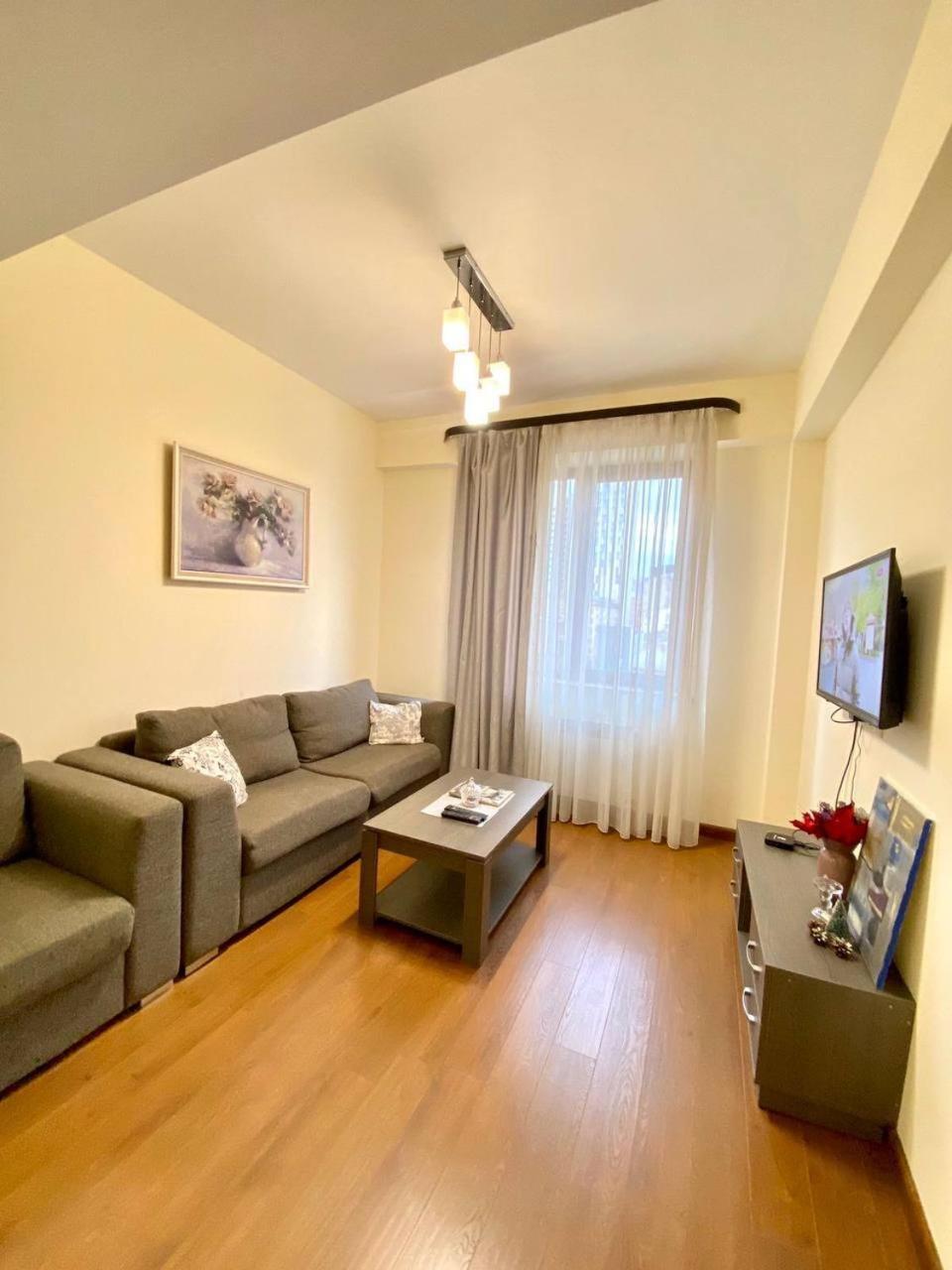 Hotel & Apartments California Yerevan Bagian luar foto