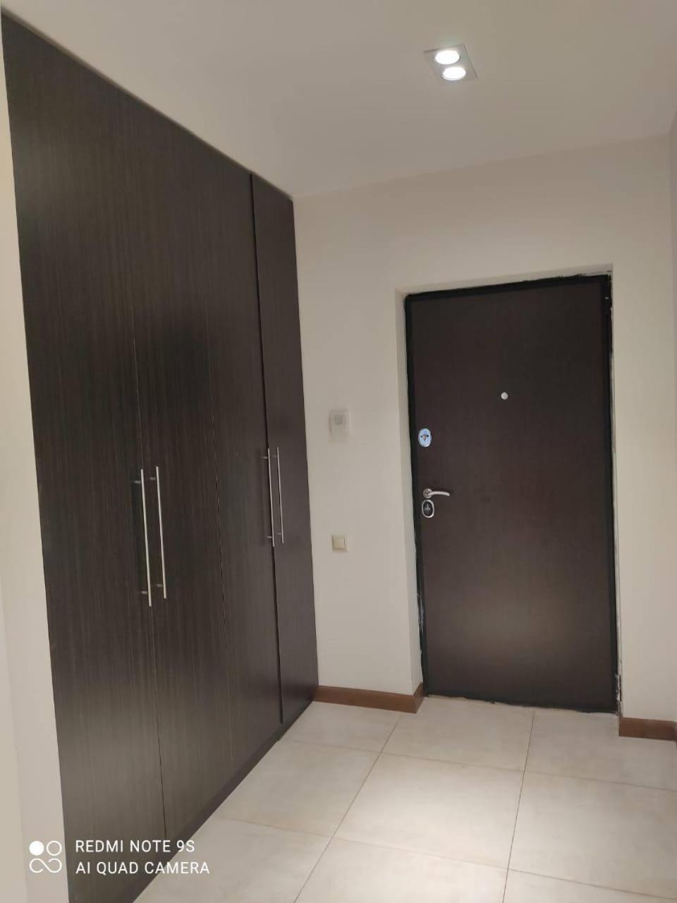 Hotel & Apartments California Yerevan Bagian luar foto