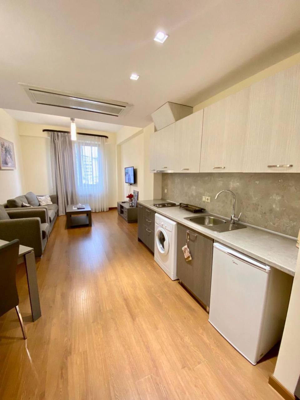 Hotel & Apartments California Yerevan Bagian luar foto