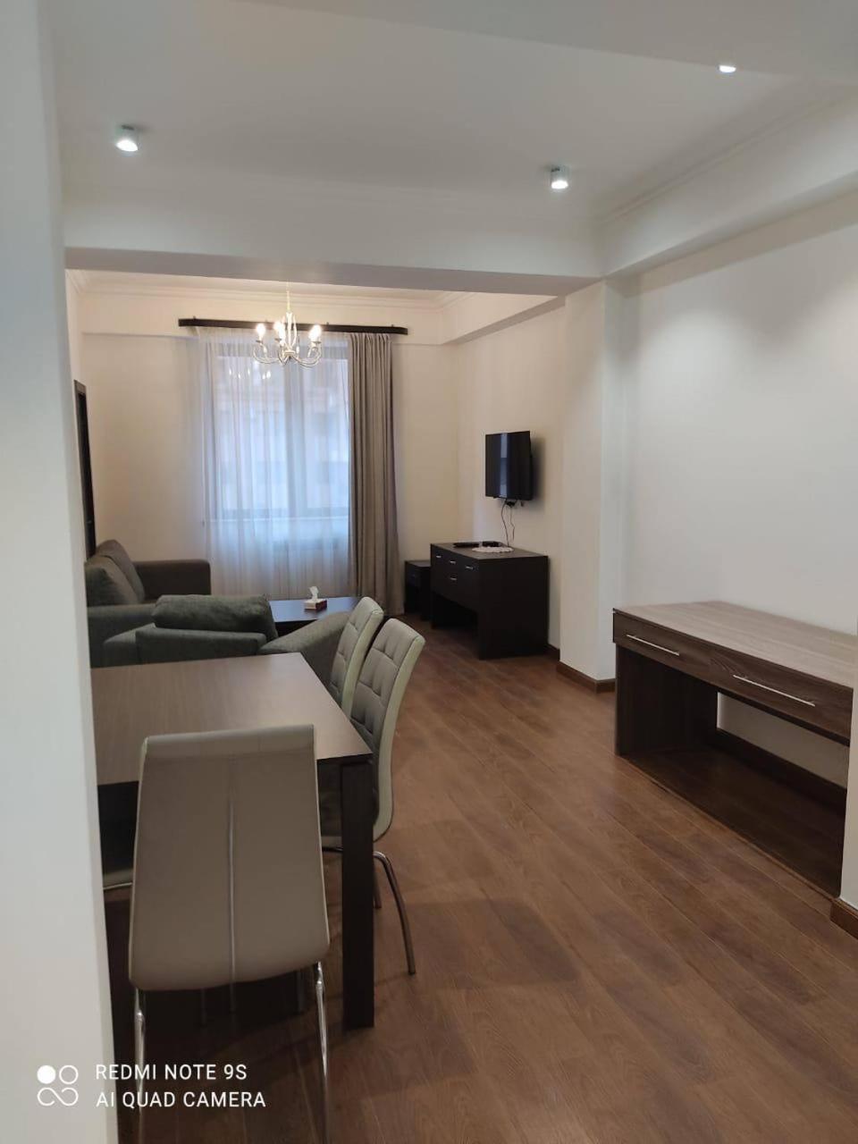 Hotel & Apartments California Yerevan Bagian luar foto