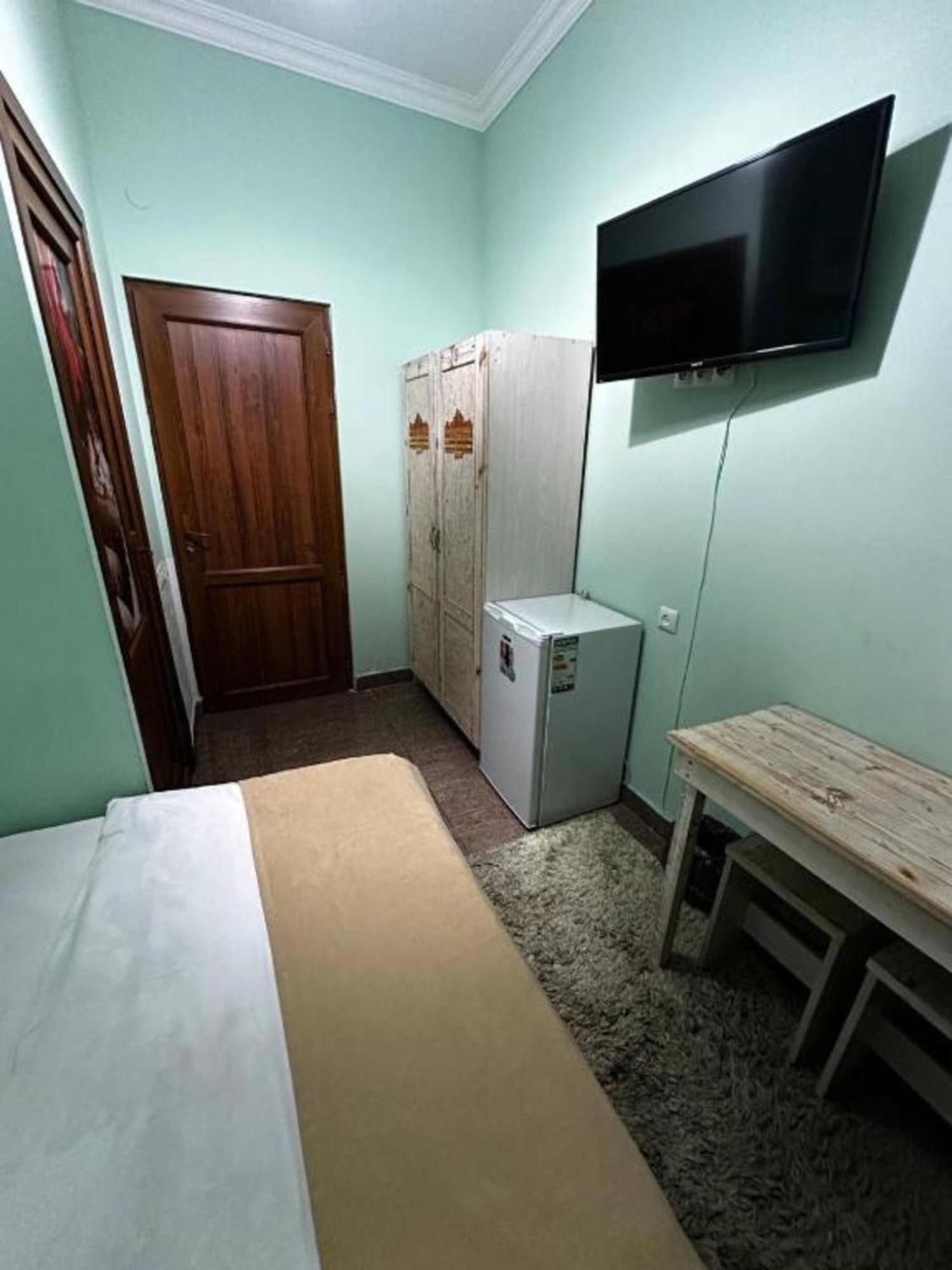 Hotel & Apartments California Yerevan Bagian luar foto