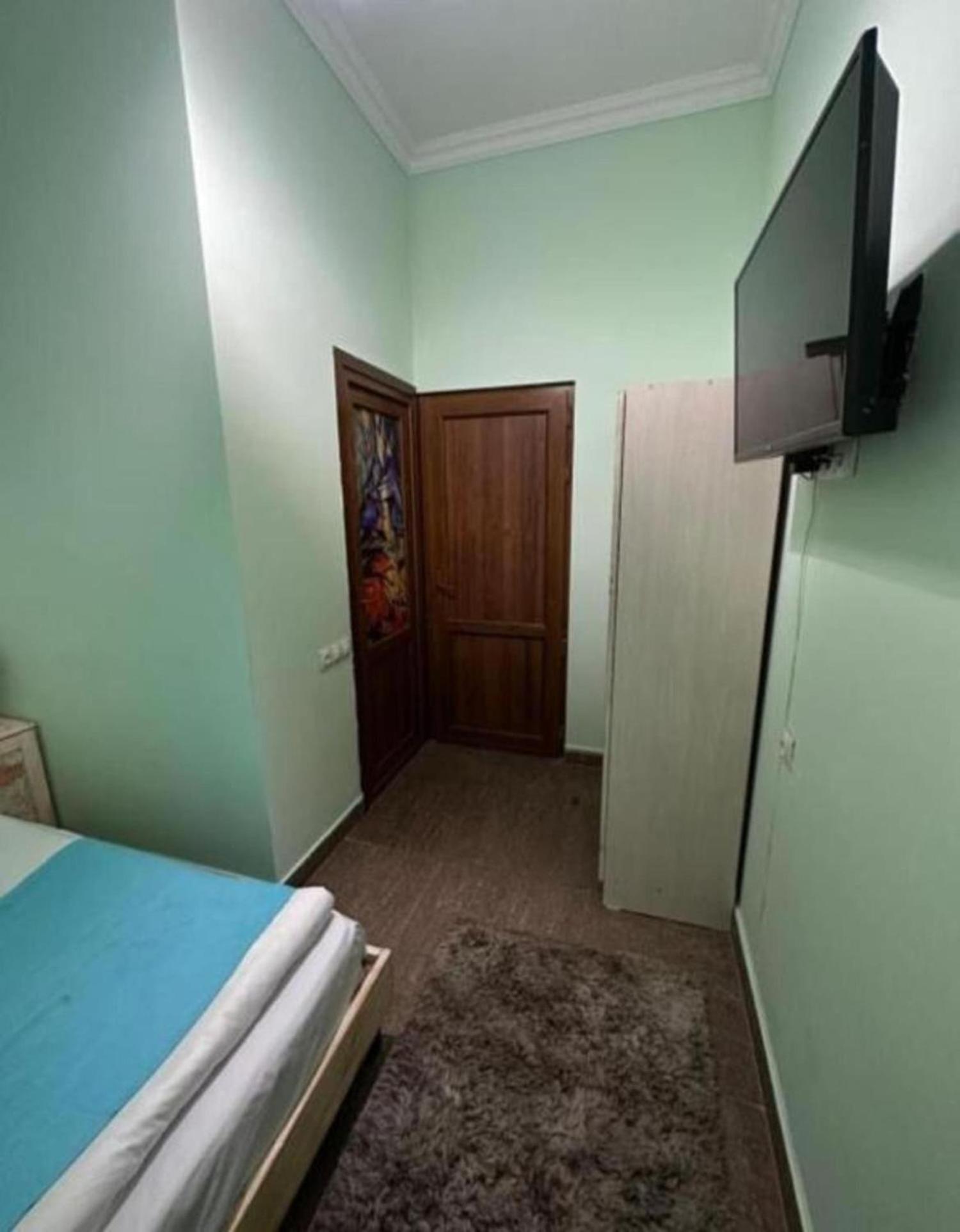Hotel & Apartments California Yerevan Bagian luar foto