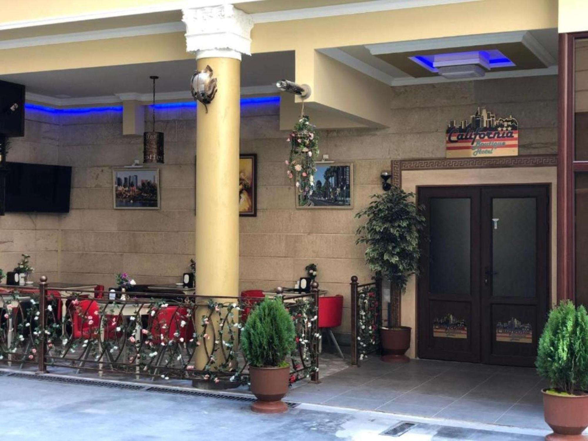 Hotel & Apartments California Yerevan Bagian luar foto