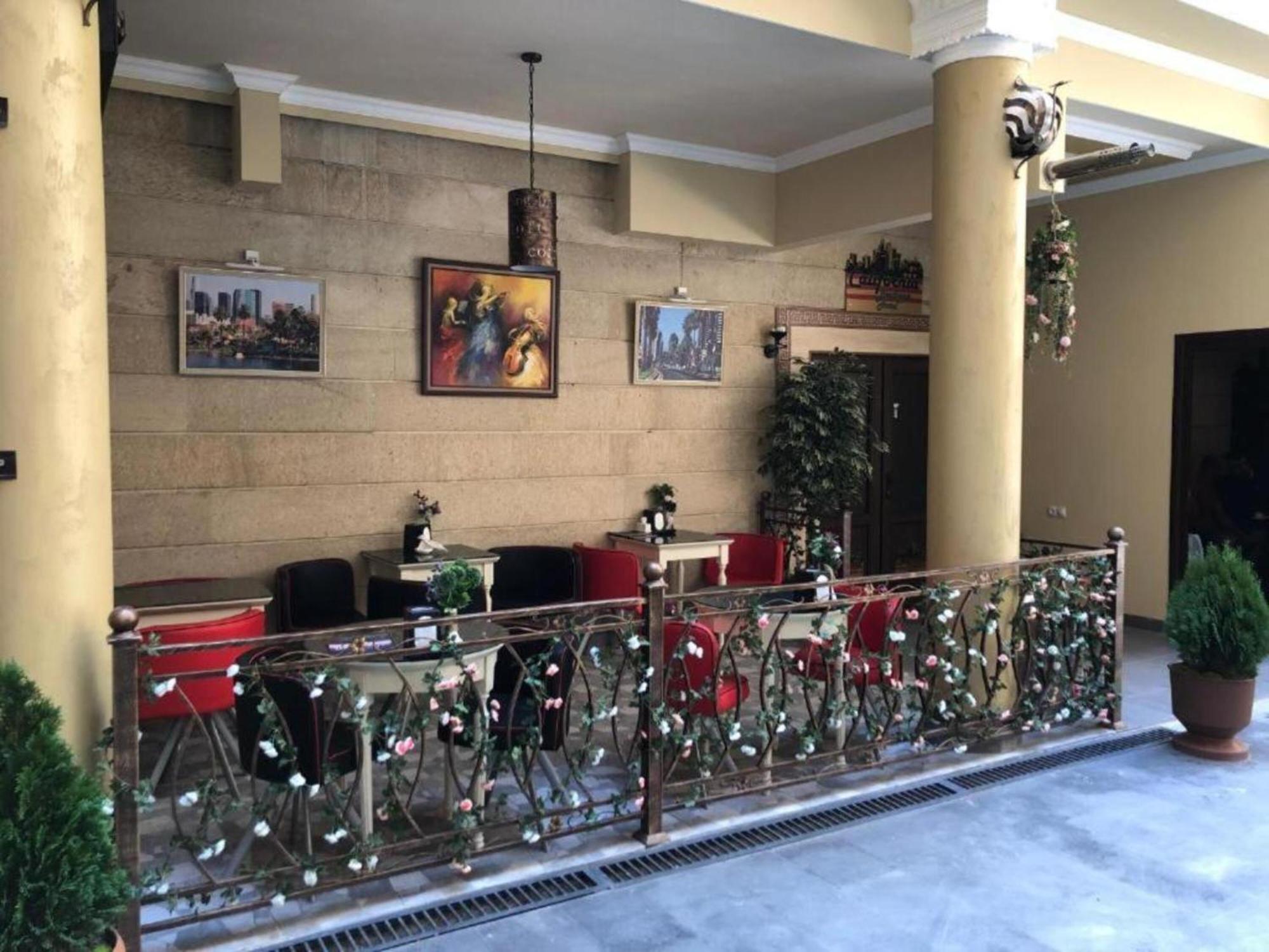 Hotel & Apartments California Yerevan Bagian luar foto