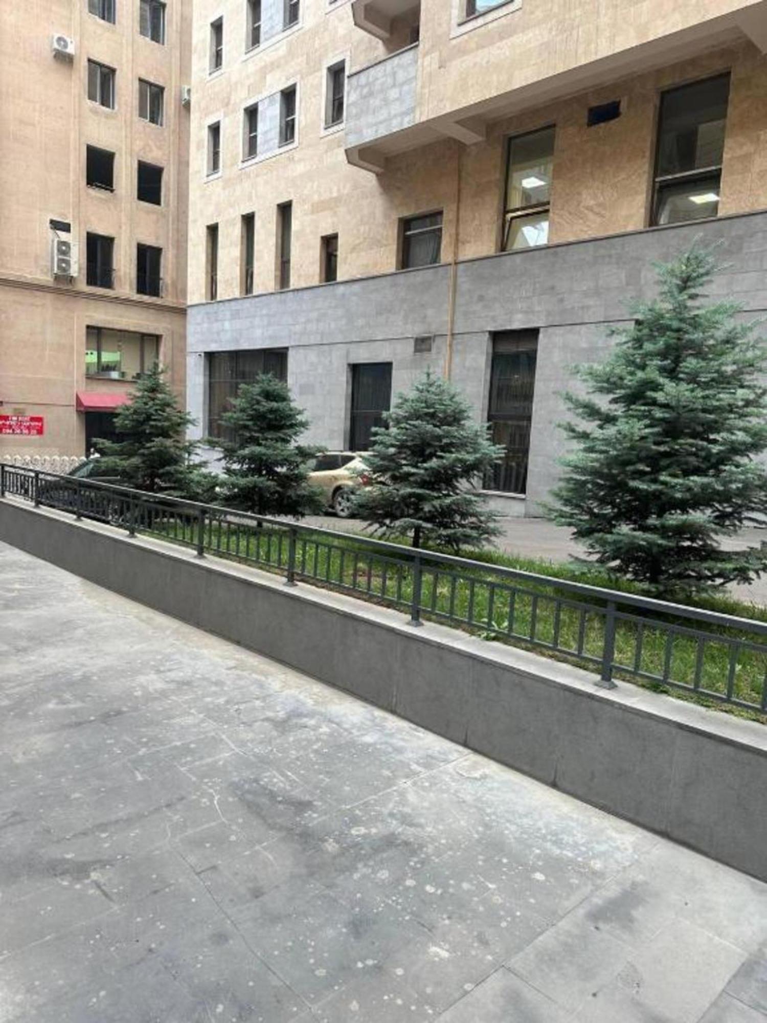 Hotel & Apartments California Yerevan Bagian luar foto