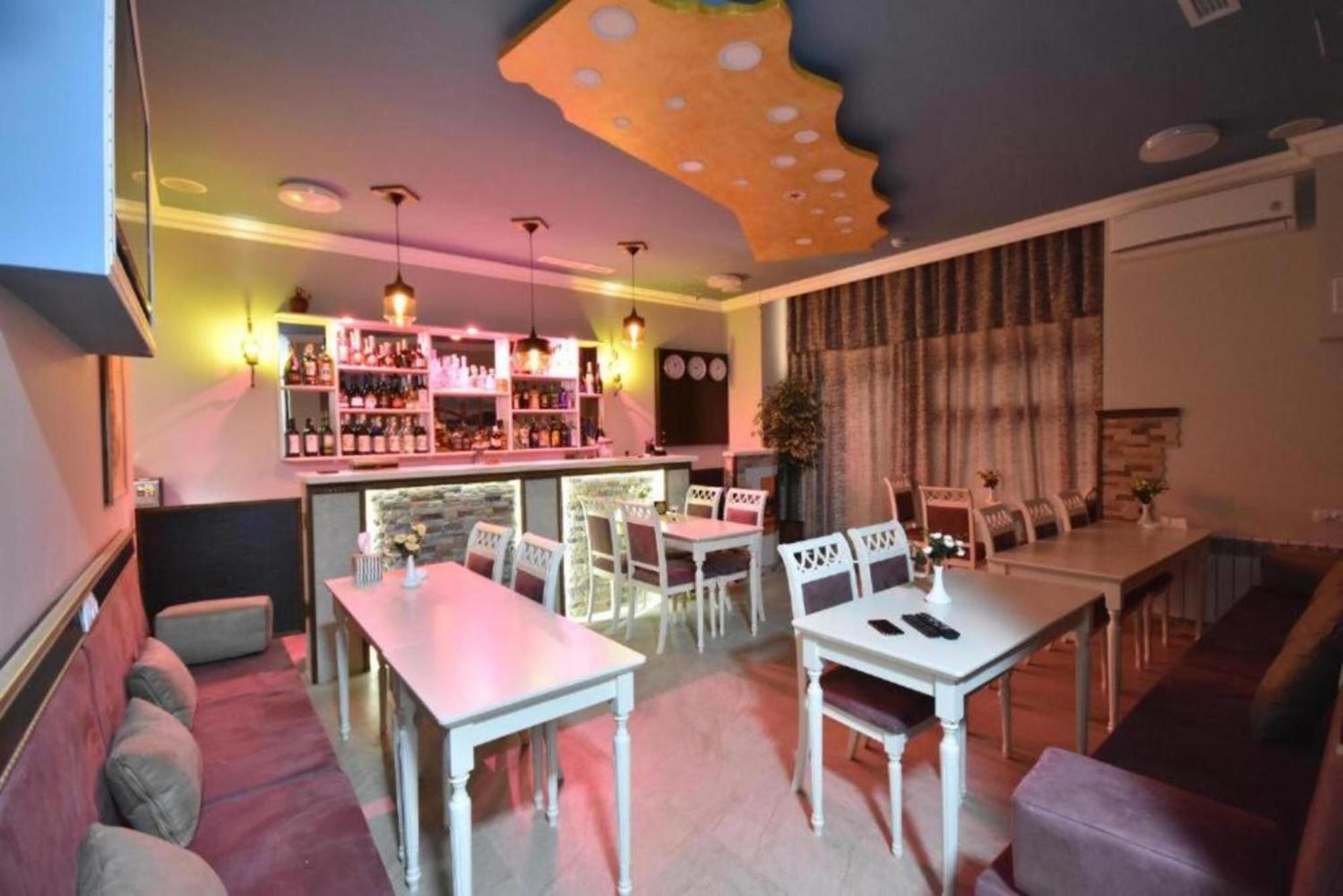 Hotel & Apartments California Yerevan Bagian luar foto