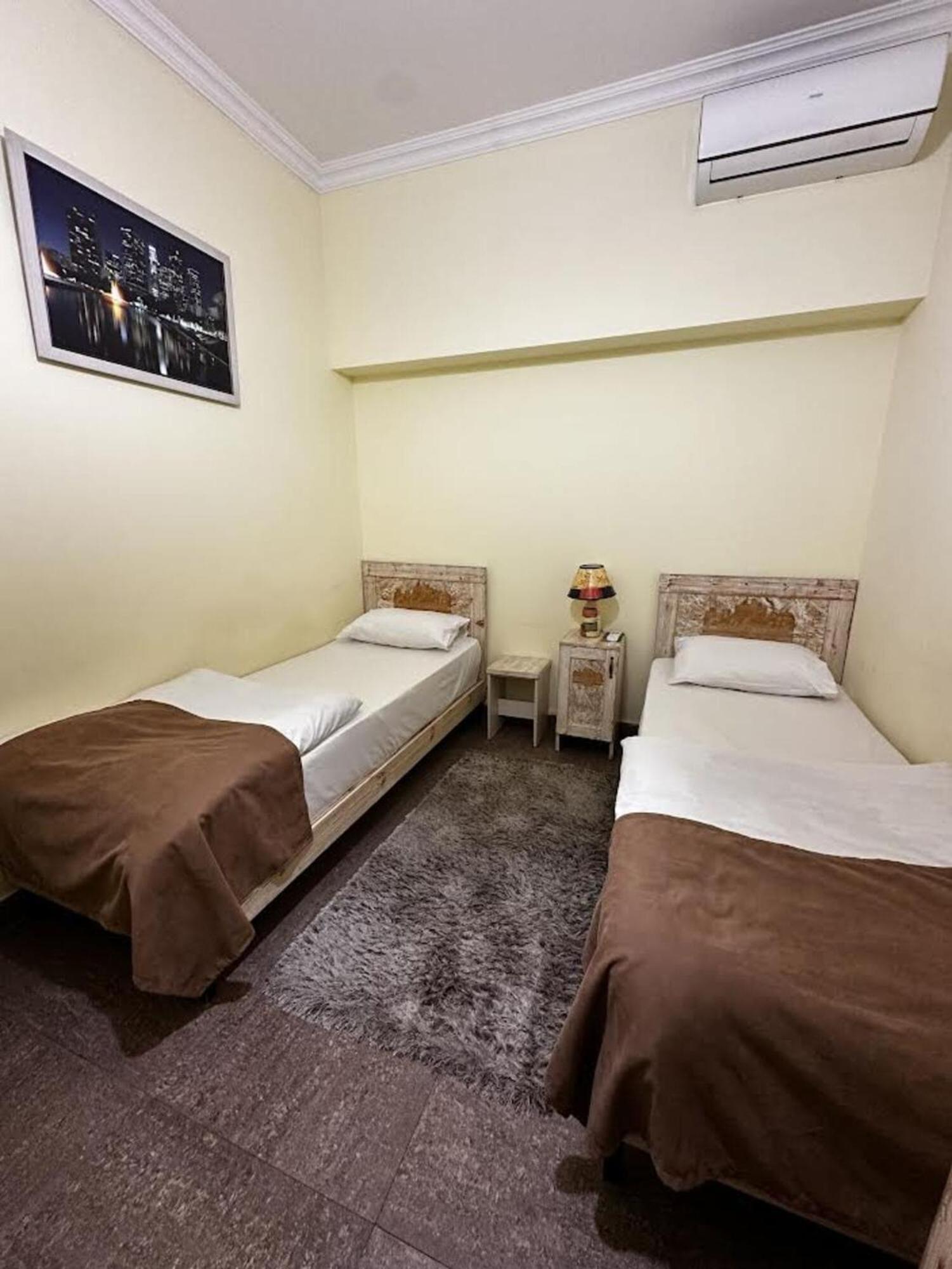 Hotel & Apartments California Yerevan Bagian luar foto