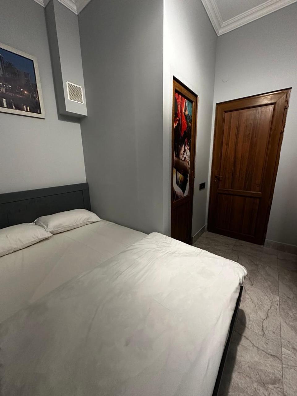 Hotel & Apartments California Yerevan Bagian luar foto
