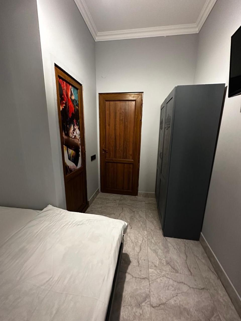 Hotel & Apartments California Yerevan Bagian luar foto