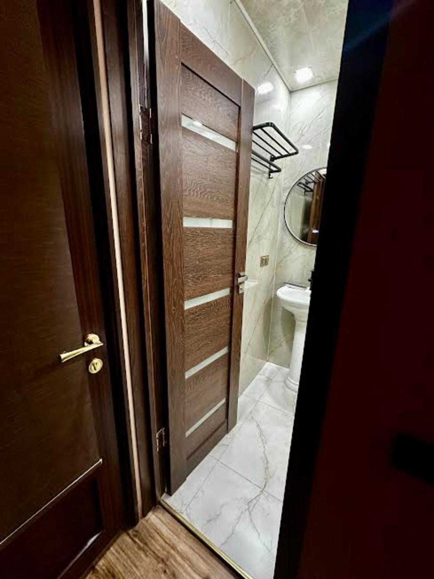 Hotel & Apartments California Yerevan Bagian luar foto