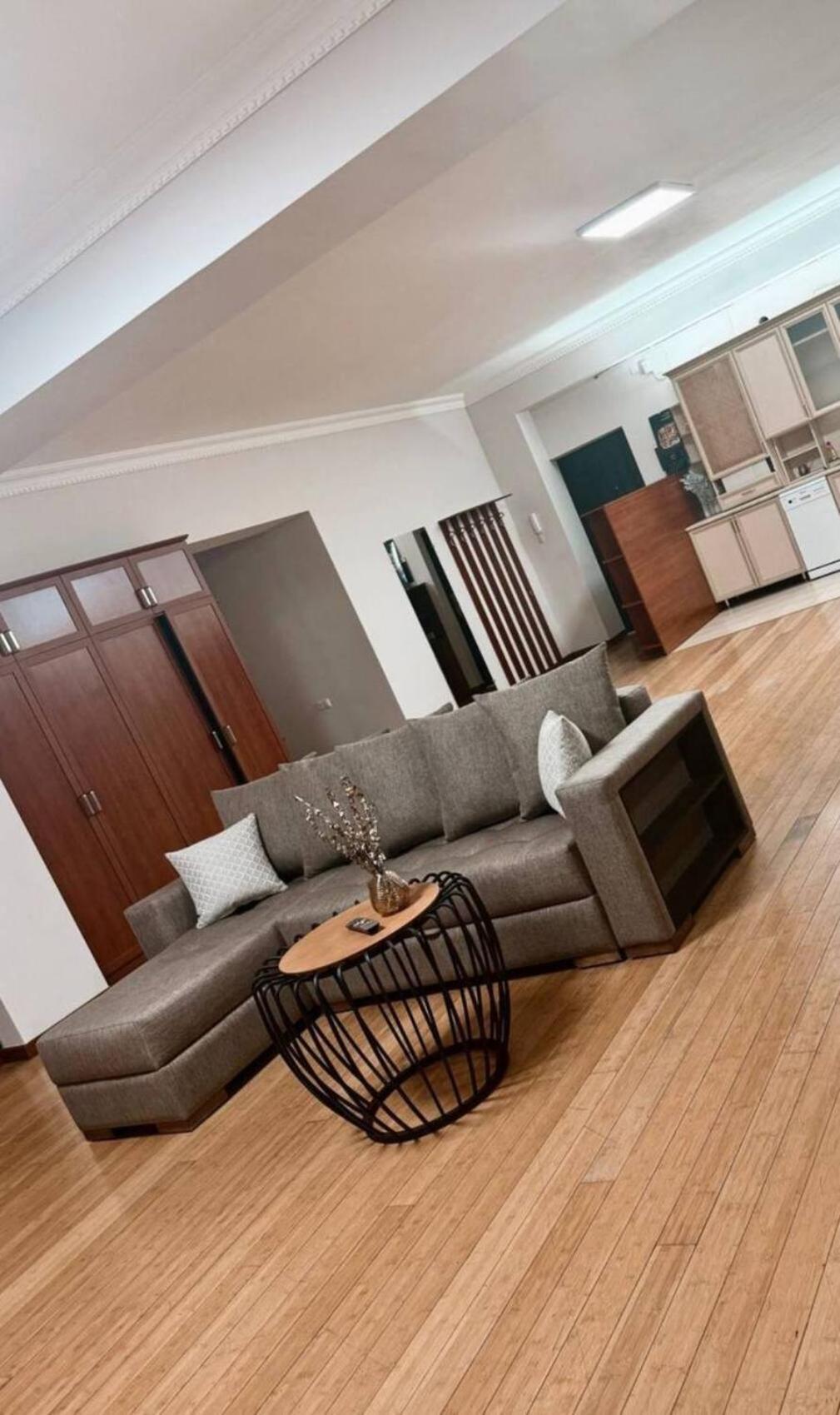 Hotel & Apartments California Yerevan Bagian luar foto