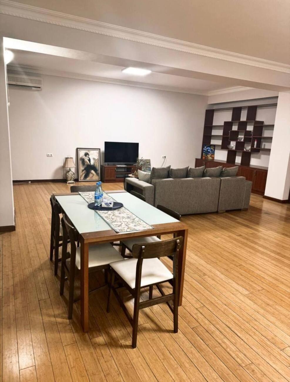 Hotel & Apartments California Yerevan Bagian luar foto