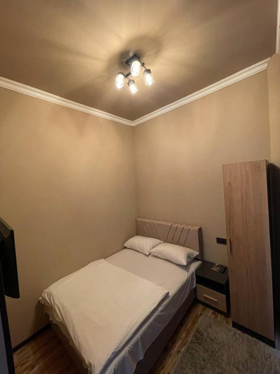 Hotel & Apartments California Yerevan Bagian luar foto